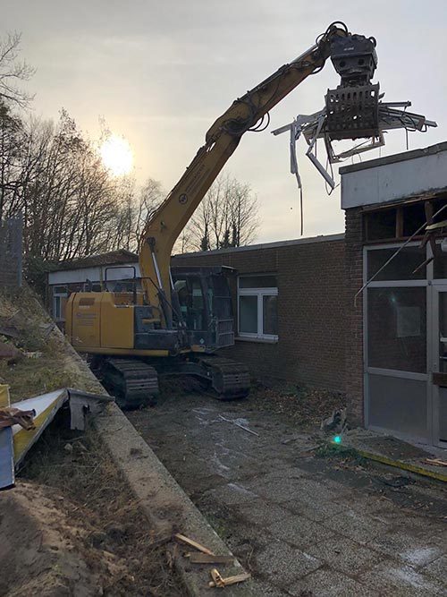 Abrissbagger an der alten Jugendherberge