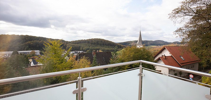 Blick vom Balkon des Tönsberghauses über die Dächer von Oerlinghausen bis zu den Hügeln des Teutoburger Waldes